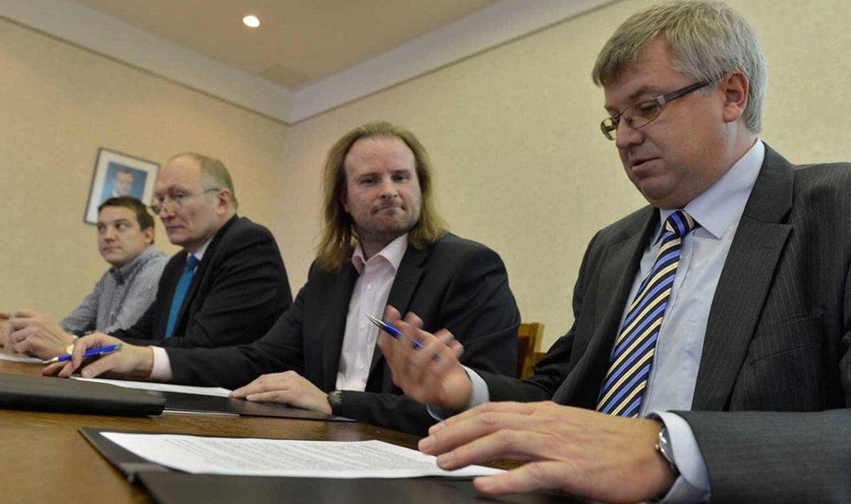 Eilsel allkirjastamisel, vasakult: Sten Tamkivi, Jaak Aaviksoo, Tiit Paananen ja Erki Urva (Foto: Andres Putting)