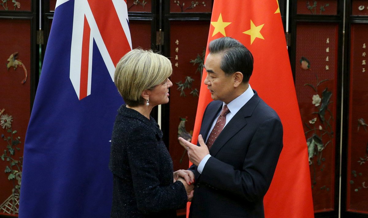 Austraalia välisminister Julie Bishop surumas kätt Hiina kolleegi Wang Yi'ga tänavu veebruaris Pekingis.