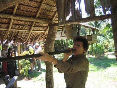 Tiiu harjutab Kalimantani saare kultuurikülas puhkpüssist jahipidamist.