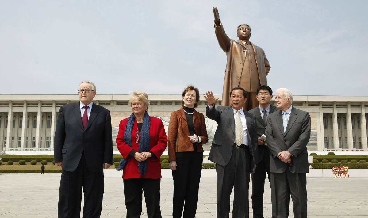 Jimmy Carter (paremal) väisas Pyongyangi viimati 2011. aastal