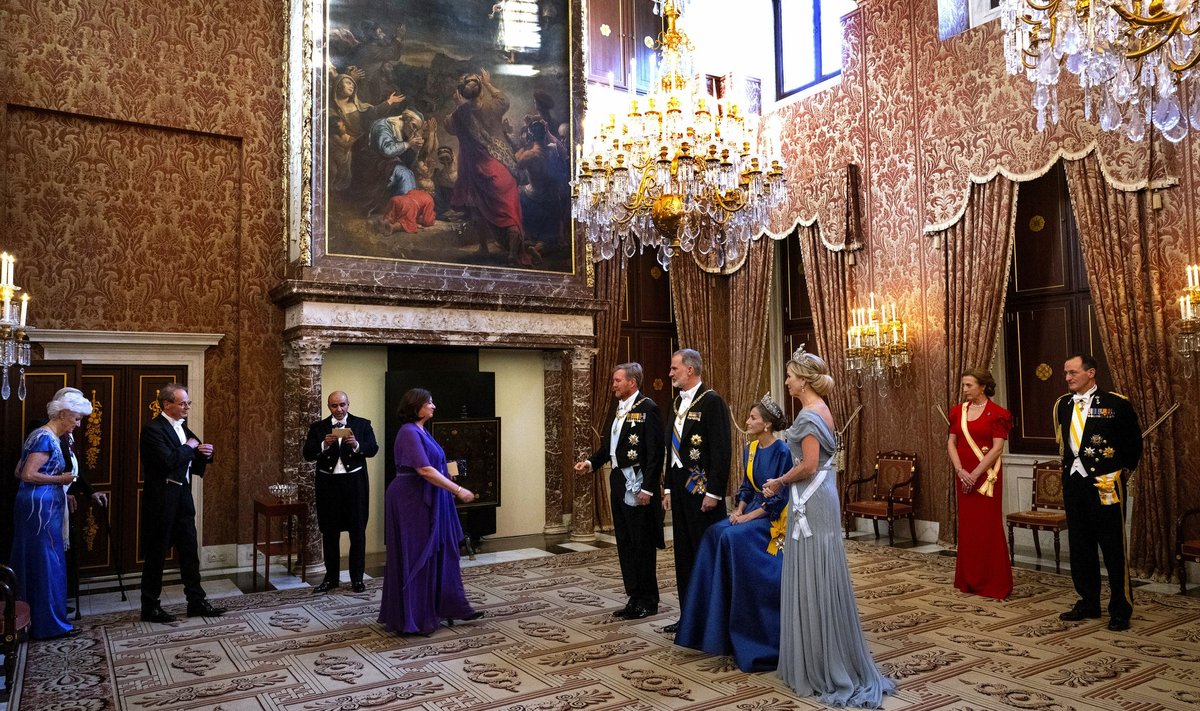 Hispaania kuninganna Letizia pidi pidulikul banketil külalisi tervitama istudes