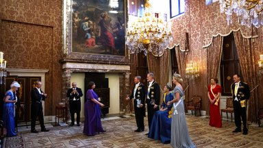 Ennekuulmatu: Hispaania kuninganna Letizia oli kuninglikul banketil sunnitud külalisi istudes tervitama