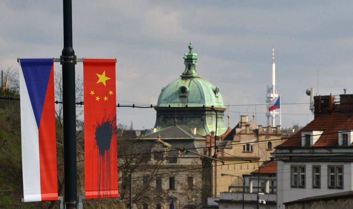 Nädalavahetusel võis Prahas näha kümneid rikutud Hiina lippe