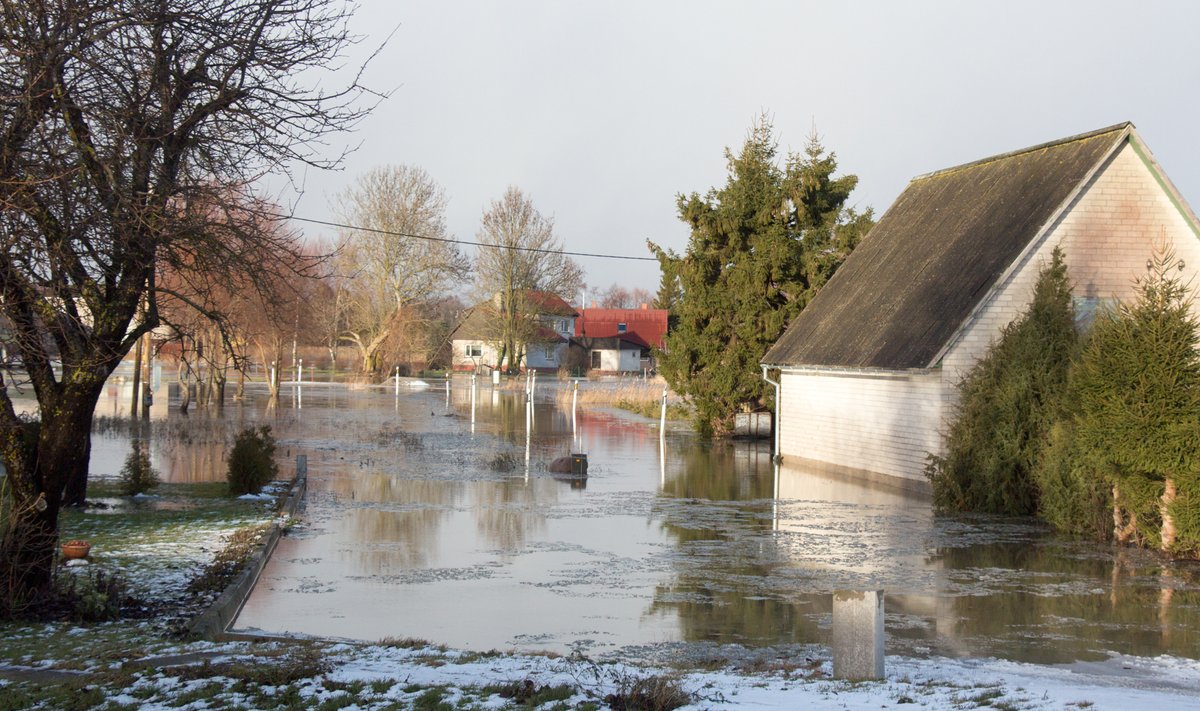 Veetõus Saaremaal 114üle normi, Nasval on tänavad vee all ja jõgi ajab üle kallaste