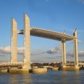 Omapärane ülestõstetav sild avaneb laevadele Bordeaux linna sisenemisel