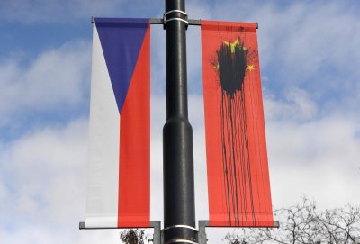Tiibeti toetajad rikkusid nädalavahetusel kümneid Hiina lippe.