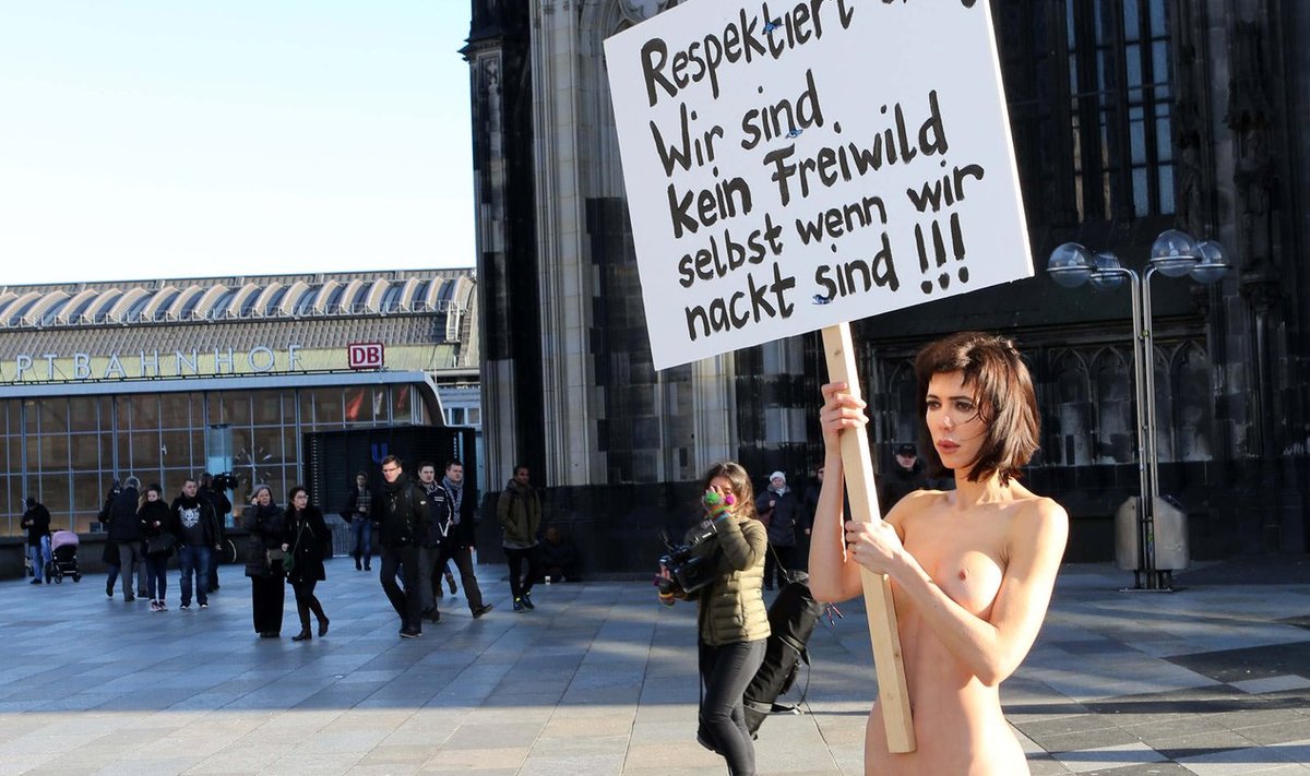 ARVESTAGE MEIEGA! Pärast seda, kui pagulased ahistasid 2016 uusaastaööl Kölnis seksuaalselt naisi, ilmus sealse katedraali ette alasti naine, kes kandis plakatit kirjaga „Me ei ole mingi jahisaak, isegi kui me oleme alasti!“.