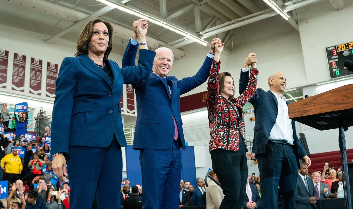 Vaatlejate hinnangul võib Michiganis Bideni kätt hoidma tulnud Kamala Harris (vasakul) tänutäheks saada asepresidendi kandidaadiks.