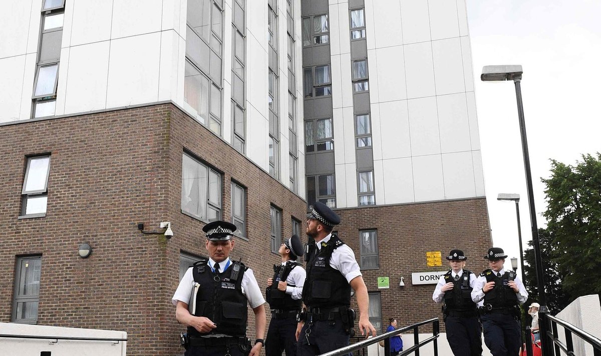 Londoni politseinikud pühapäeval ühe evakueerimisele määratud maja juures.