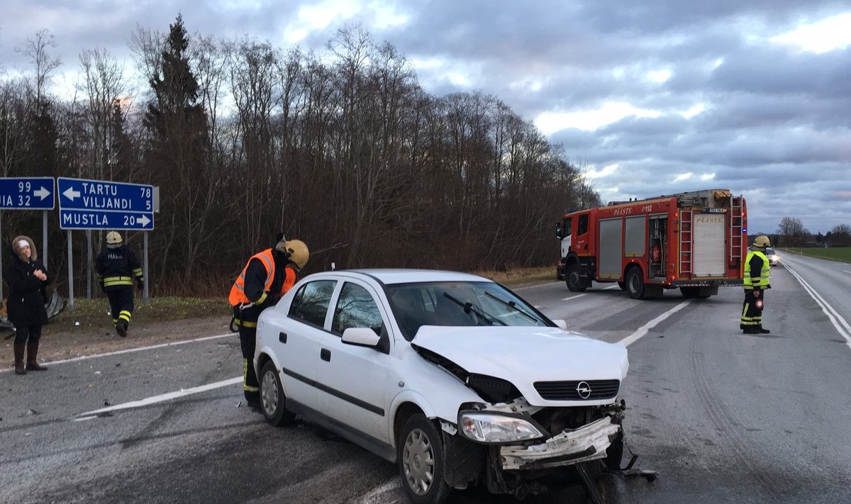 Opeliga Mustla poolt tulnud 63-aastane Sirje ei andnud kõrvalteele keerates teed Viljandi poolt tulnud Fordile, mida juhtis 47-aastane Lea.