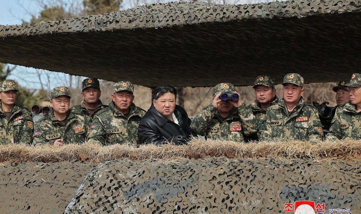 Põhja-Korea liider Kim Jong-un koos Korea armeega suurtükiväe õppusel.