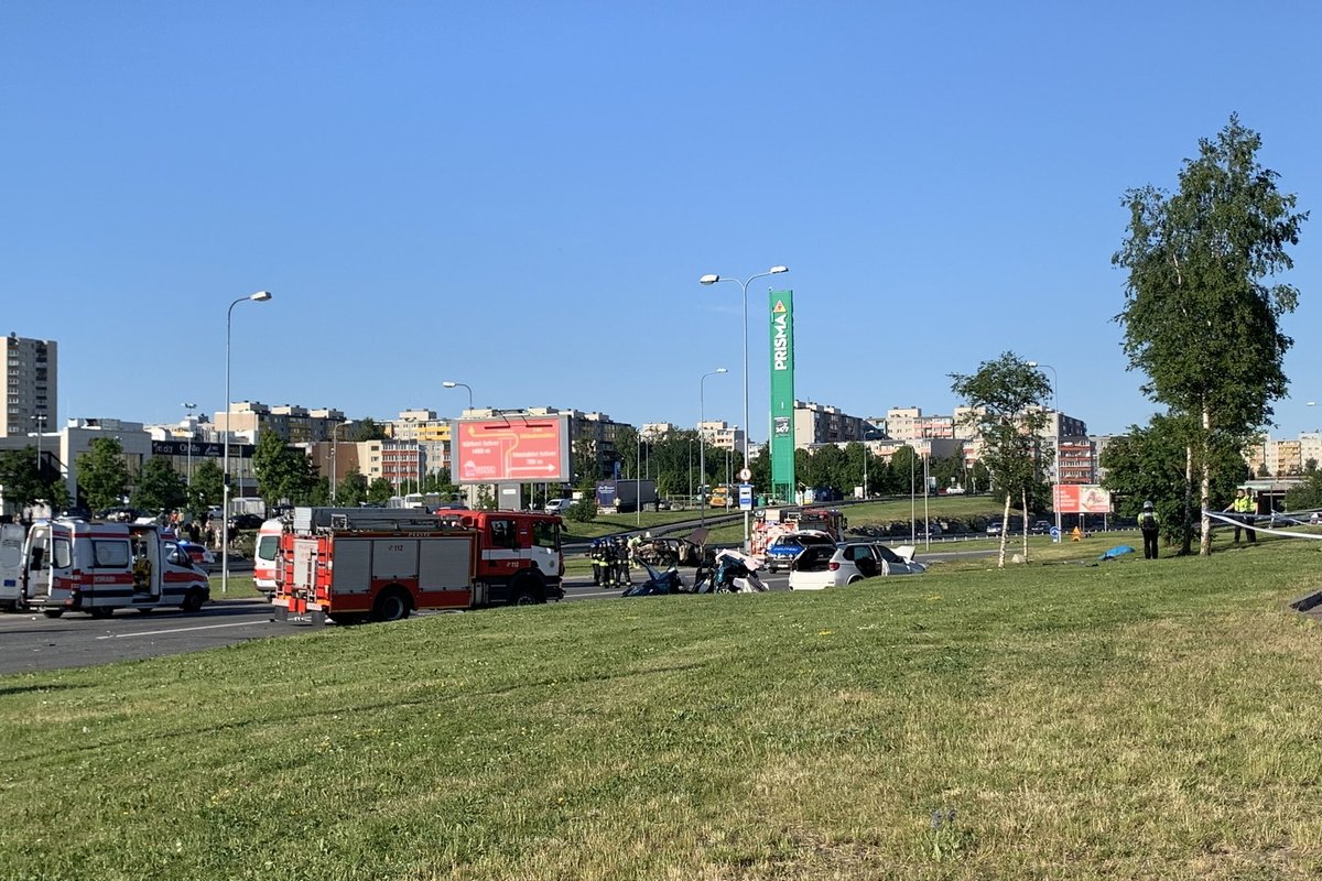 ФОТО и ВИДЕО: В Ласнамяэ столкнулись четыре автомобиля. Один человек погиб,  шесть пострадали