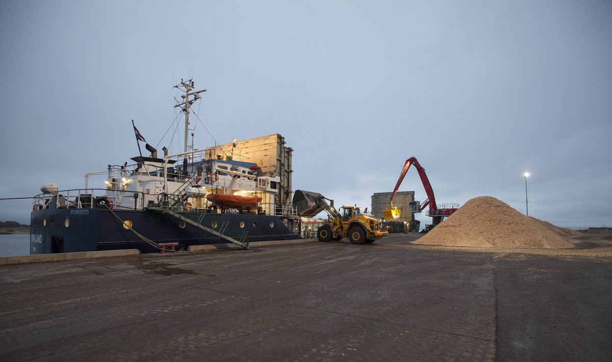 Pärnu, Pärnumaa, Pärnu sadam, puidugraanulite laadimine laevale