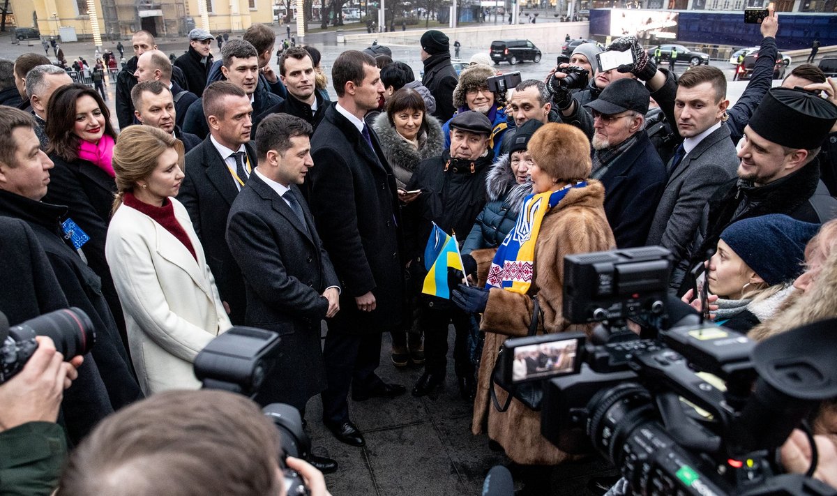 Ukraina president Volodõmõr Zelenskõi asetab pärja võidusambale