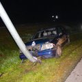 ФОТО DELFI: Убегавший от полиции пьяный водитель протаранил две полицейских машины и врезался в столб