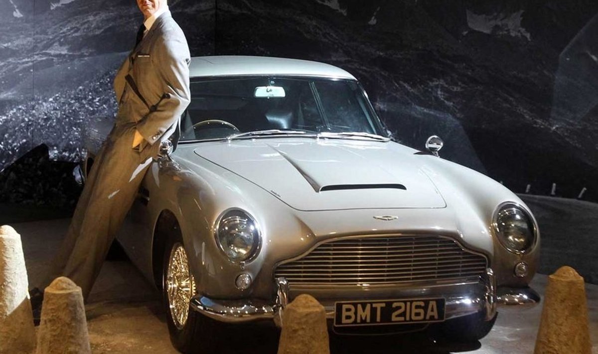 Kuulsaim bond: Esimest 007 mänginud šotlase Sean Connery vahakuju erivarustusega Aston Martin DB5 najal. Seda mudelit kasutas 007 filmis “Kuldsõrm” (Goldfinger). (PA Wire / Scanpix)