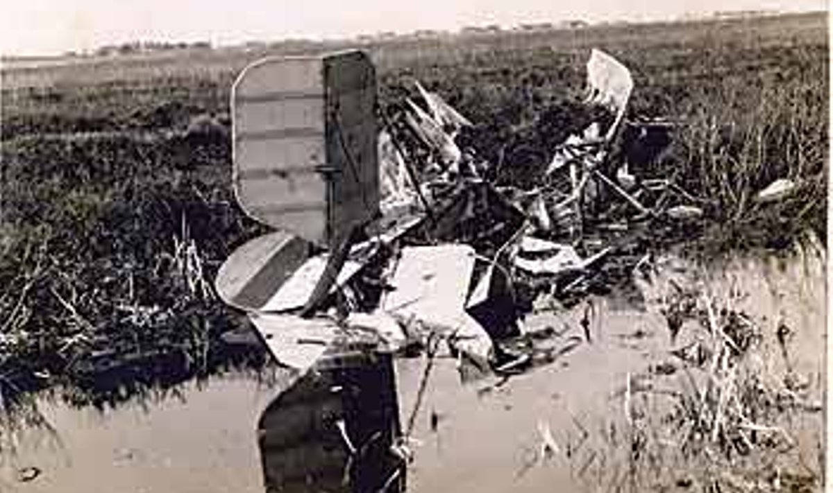ÕNNETUSKOHT: Mais 1925 rabasse kukkunud Erich Kristeli lennuk Avro, millest on nähtaval ainult tagumine osa. Kõik ülejäänu ühes lenduriga tuli välja kaevata. erakogu