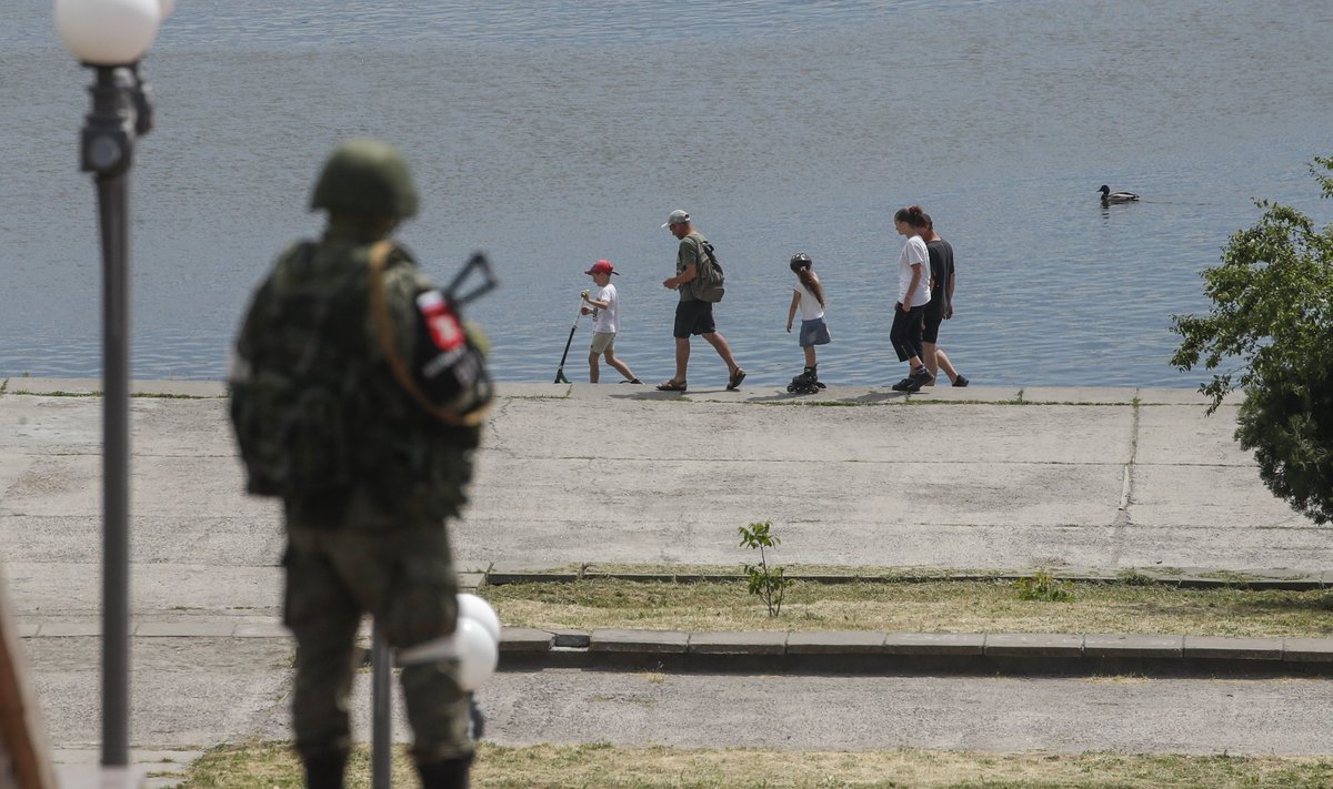 Vene sõdur Hersoni kaldapromenaadi valvamas, pilt tehtud 20. mai meediatuuril