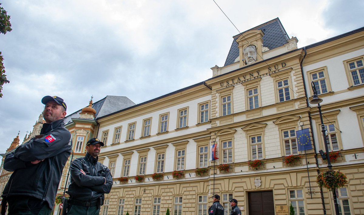 Politsei turvab Slovakkia konstitutsioonikohtu hoone lähedal asuvat ala.
