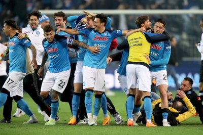 Napoli mängijad tähistavad triumfi.