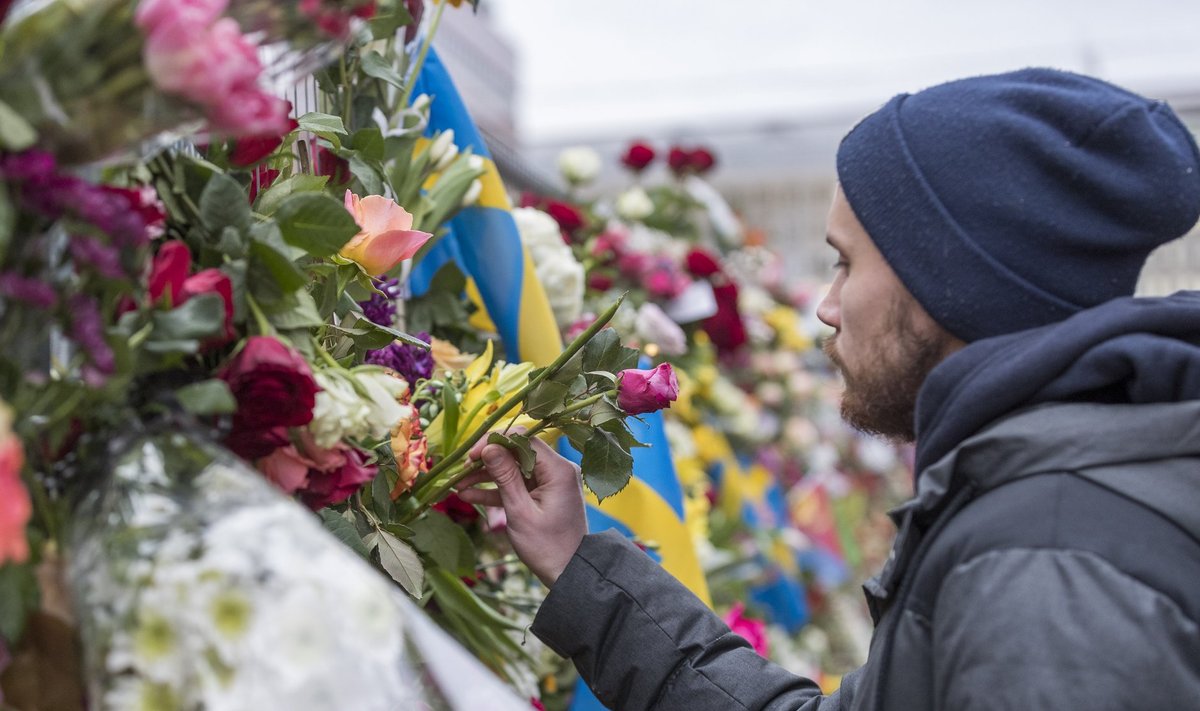 Päev pärast terrorirünnakut Stockholmi kesklinnas kõrgub sündmuskohal lillemüür - tuhanded rootslased on tulnud kannatanutele austust avaldama ja hukkunuid mälestama.