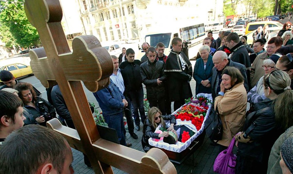 Odessa tragöödia: Ka sel teisipäeval  maeti möödunud nädala kokkupõrgetes hukkunud noori inimesi. 