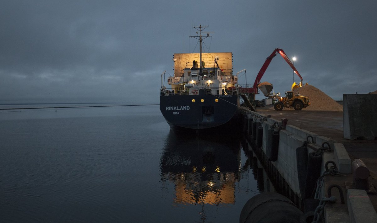 Lätil on erinevalt Eestist olemas ka oma kaubalaevastik. Pildil lastitakse ühele Läti laevale 10 000 tonni hakkpuitu, mis siirdub Euroopasse, kus kivisöel töötavaid katlamaju hoolsalt suletakse.
