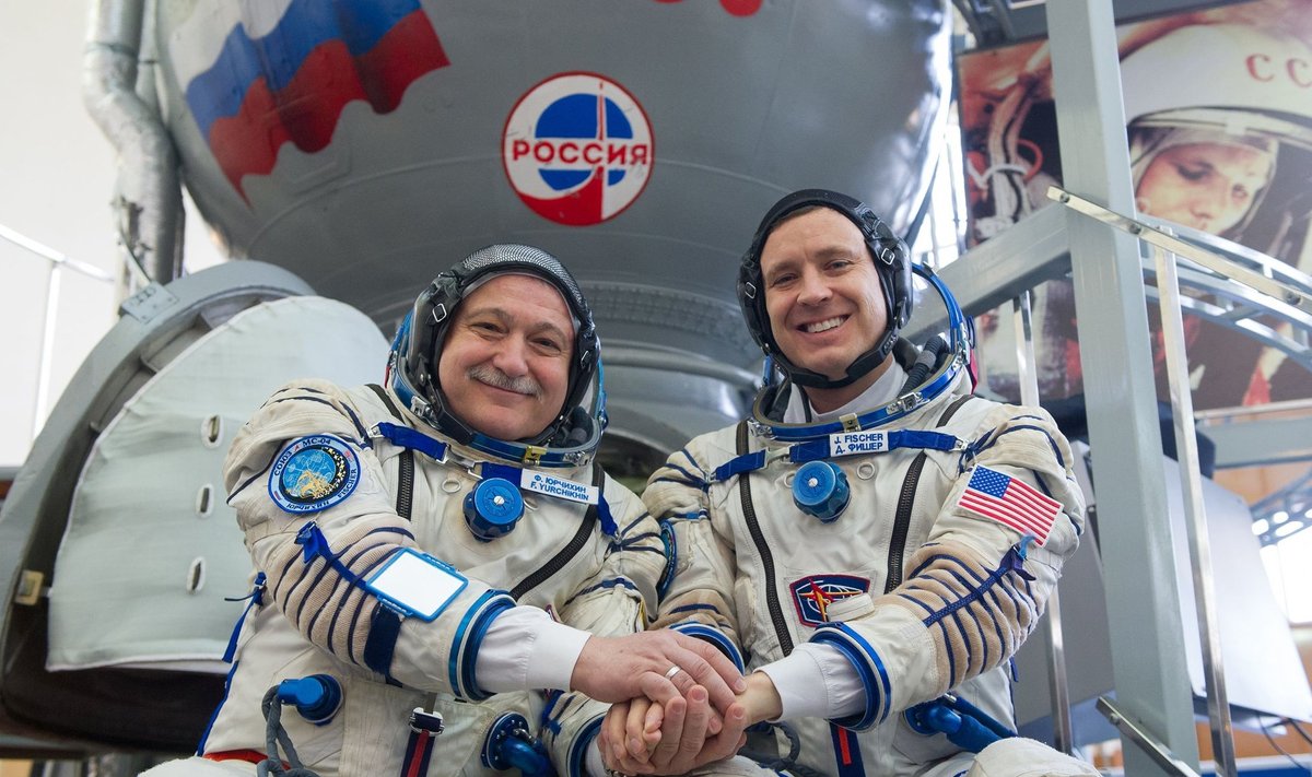 Teoreetiliselt võiks Putini vastukäik olla kosmosekoostöö lõpetamine, ent seegi on väheusutav. Pildil hoiavad teineteisel käest kinni USA astronaut Jack David Fischer (paremal) ja Venemaa kosmonaut Fjodor Jurtšikin.