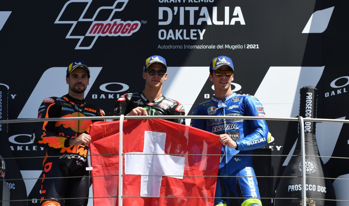 Poodiumile pääsenud Fabio Quartararo, Miguel Oliveira ja Joan Mir lehvitasid varalahkunud Jason Dupasquieri auks Šveitsi lippu.