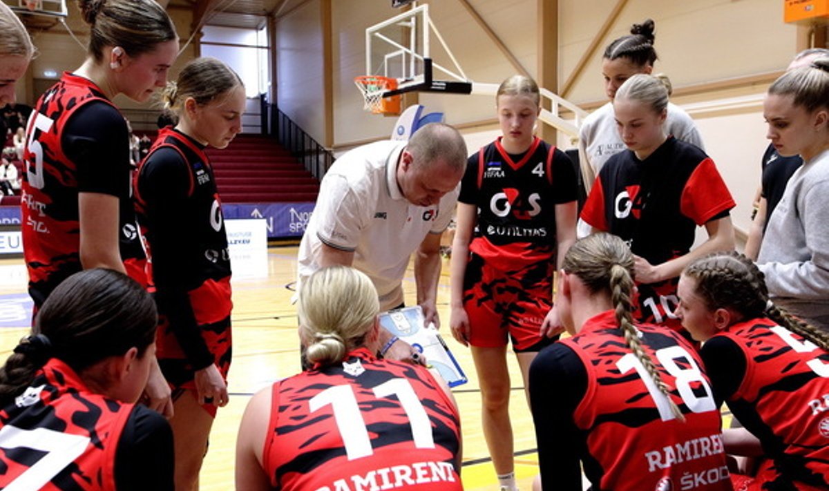 Audentese Spordigümnaasiumi tüdrukud ja peatreener Marko Parkonen.