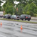 DELFI FOTOD: Tammsaare teel vastu posti sõitnud BMW põhjustas liiklusummikuid