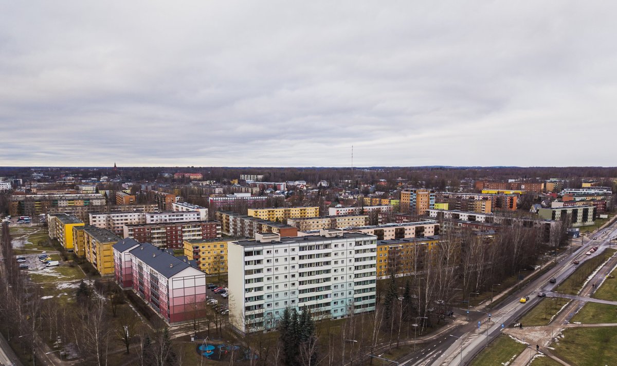 Tartu Annelinna renoveeritud ja renoveerimata paneelelamud.