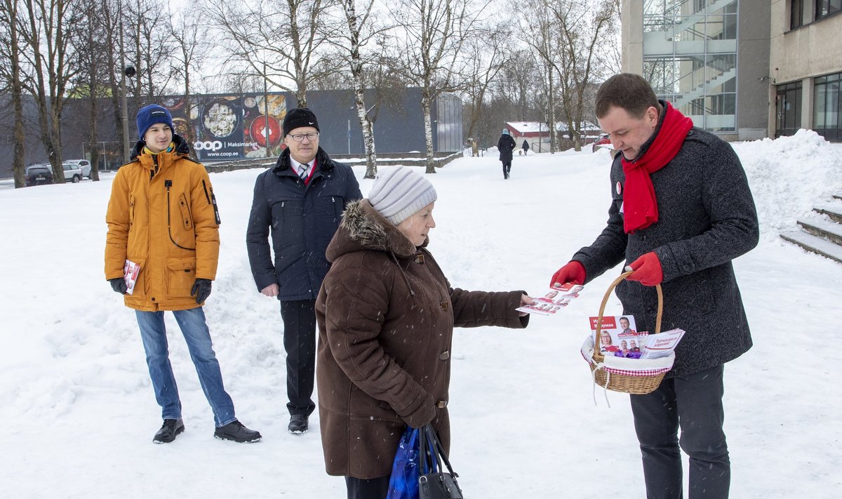 „Kõik olime tänavatel, osalesime debattidel, püüdsime kõnetada, kuid tulemus näitab, et hästi ei osanud...“ mainib enesekriitiliselt punase salliga Narvas pildile jäänud Eduard Odinets, meenutades valimiste aega Ida-Virumaal.