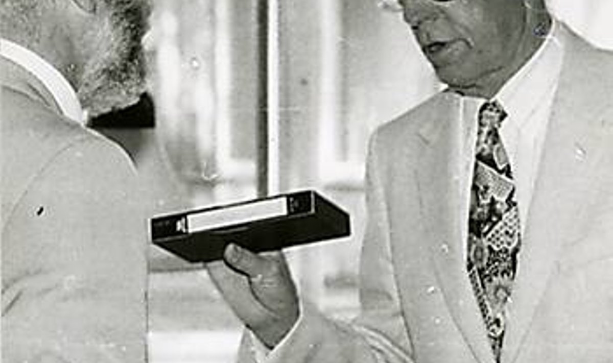 Kaks teadmameest: Lennart Meri ulatab festivalipealikule oma šamaanifilmi kasseti, mida 1994. aastal näidati informatsiooniprogrammis. KALJU PRUUL