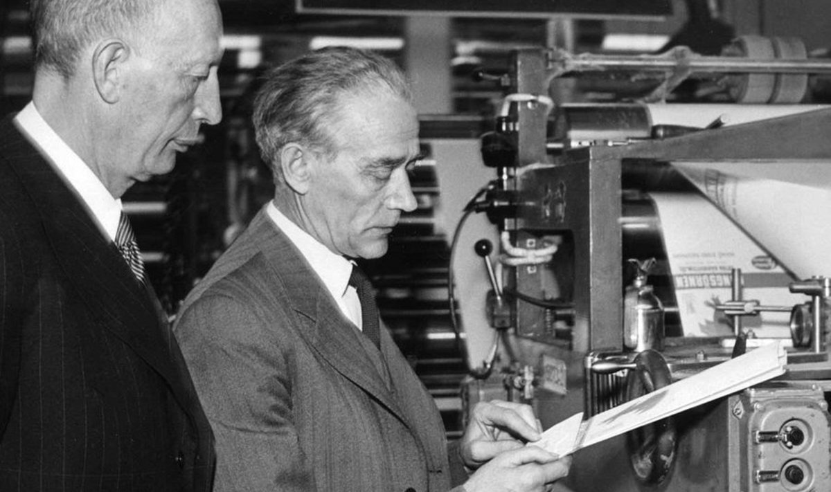 Siit hakkasid miljardid kuhjuma: Ruben Rausing (vasakul) vaatab 1951. aasta pildil Malmös, kuidas tetrapakendite liin tööle hakkab. (Foto: Scanpix)