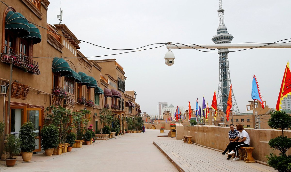 Kohalike tegevust jälgiv valvekaamera Xinjiangi Uiguuri autonoomse piirkonna Kaxgari linnas.