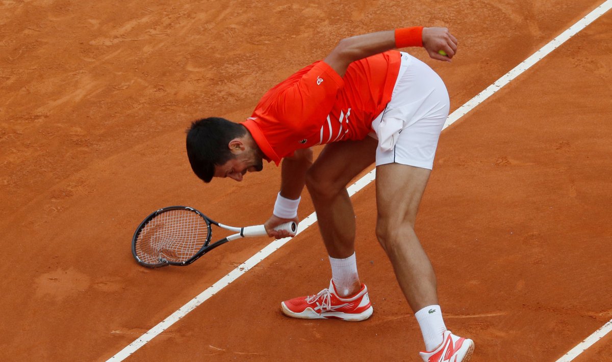 Novak Djokovic peksis reketi puruks.