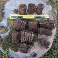 FOTO: Võrumaal leiti lillepeenra kaevamisel vanu padruneid ja granaate