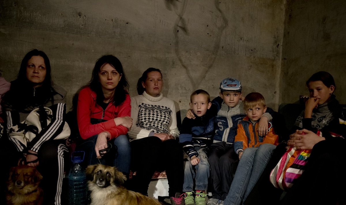 Люди прячутся в бомбоубежище, Славянск. Иллюстративное фото