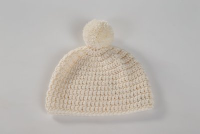 Mütsivalikus võiks leiduda ka üks neutraalne müts, mis ei esita riietusele mingeid pretensioone. Valge tuttmüts 20.–, Elina Müürsepp (NuNordik)