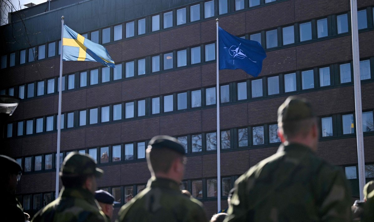 Rootsi relvajõudude peakorteri ette heisati NATO lipp.