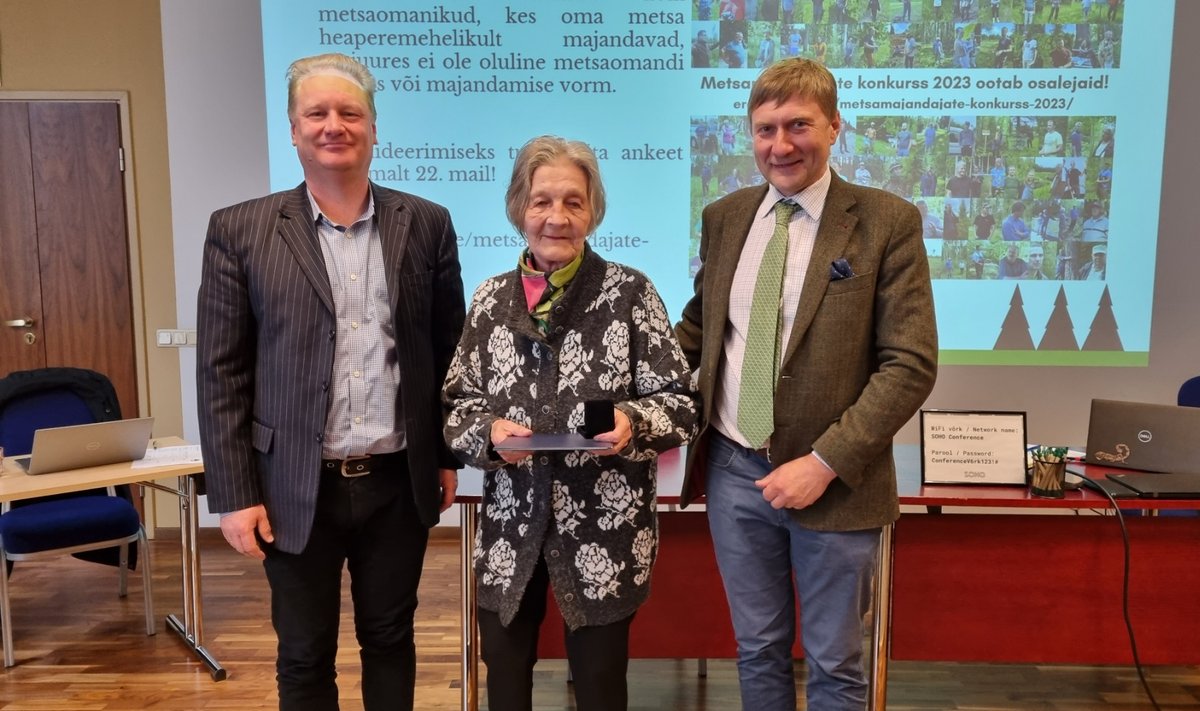 Erametsaliidu kõrgeima tunnustuse pälvinud Leili Mihkelson tänumärgi kättesaamisel. Vasakul erametsaliidu tegevjuht Jaanus Aun, paremal juhatus esimees Ando Eelmaa.