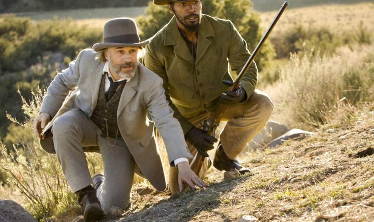 Schultz (Christoph Waltz) õpetab Djangole (Jamie Foxx) inimeste küttimist. Foto: kaader filmist