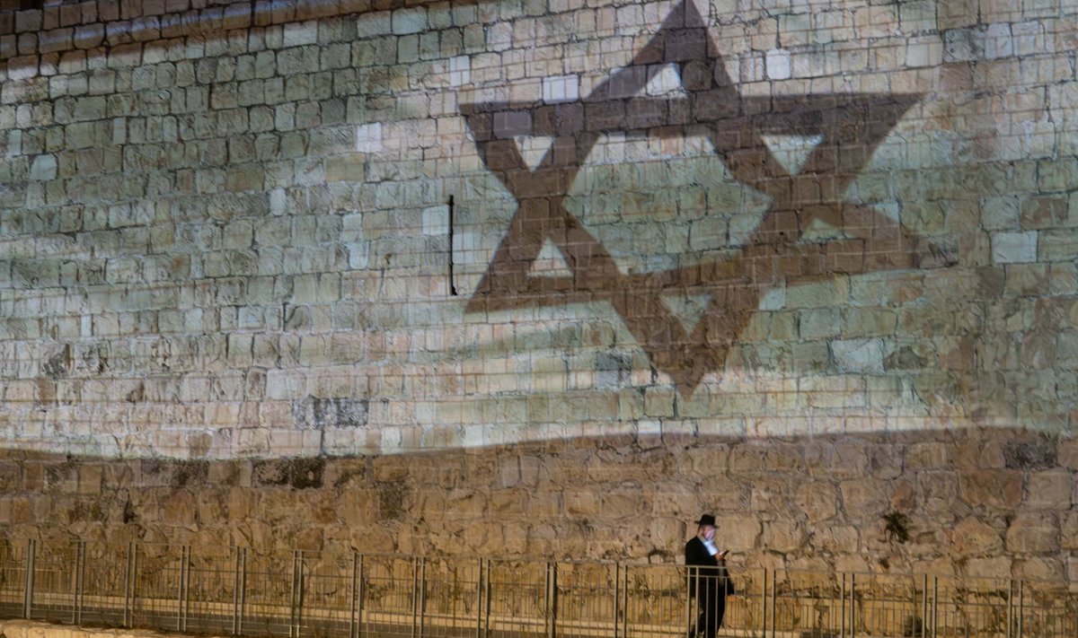 Iisraeli lipu kujutis Jeruusalemma vanalinna müüril. Terves riigis on elu pea peale pööratud ja normaalne elu peatunud.