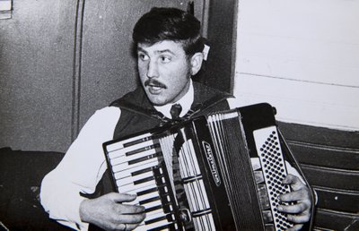 1970-ndad. Kalle Kreevald harjutab enne esinemist pillimängu.