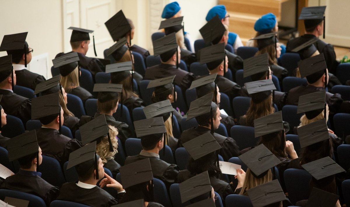 Mütsid EBS-i lõpuaktusel viitavad tasemeõppe lõpetajatele. Kui aga osaletakse sama kooli korraldatud koolitusel (kas või mitmeaastasel), siis on tegu täienduskoolitusega.