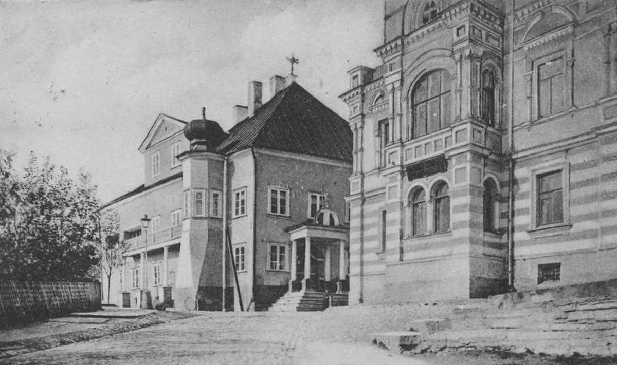 Peeter I maja (vasakul) ja Sergei Lavretsovi maja (paremal) eelmise sajandi alguses. 1913. aastal avati kaupmees Lavretsovi majas Narva linnamuuseum, millega 1933. aastal liideti kõrval asuv Peeter I majamuuseum.
