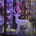 ФОТО DELFI: Щелкунчик, Деды Морозы и олени в сборе. Как столичные магазины и кафе украсили к Рождеству свои витрины