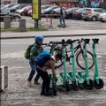 ВИДЕО | Герои нашего времени! Смотрите, как ловко и дружно двое маленьких школьников навели порядок на улице Таллинна