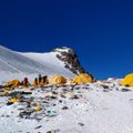 Saastatud Mount Everest: mäelt korjatakse tonnide kaupa prügi, teadlikkuse tõstmiseks luuakse prahist kunstiteoseid